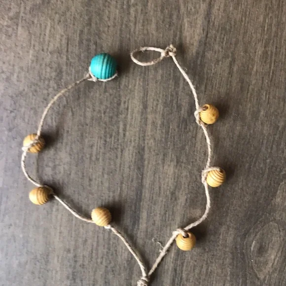 Handmade hemp string and shell pendant choker - Picture 5 of 7